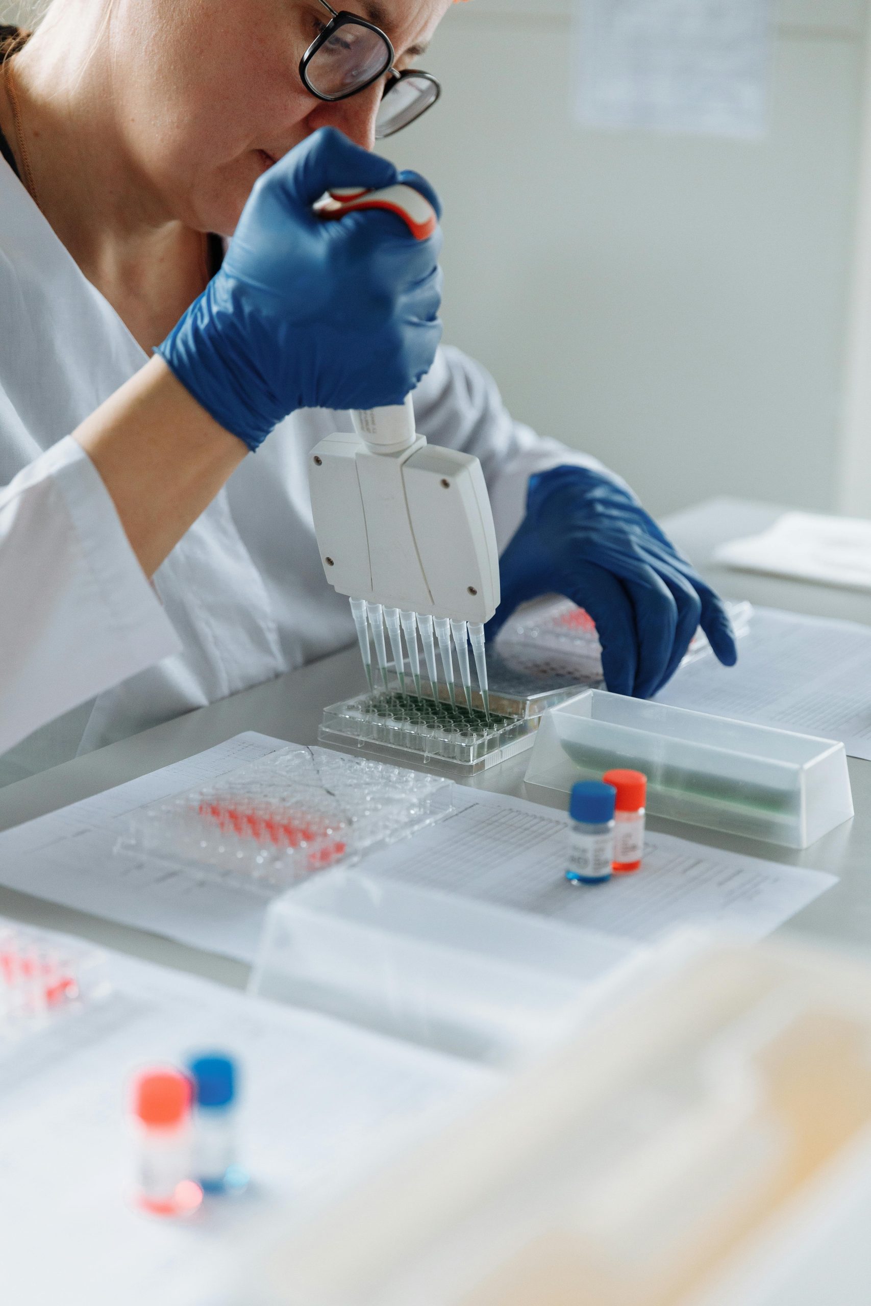 O Impacto dos Exames de Laboratório no Controle de Doenças como Dengue, COVID-19 e Influenza