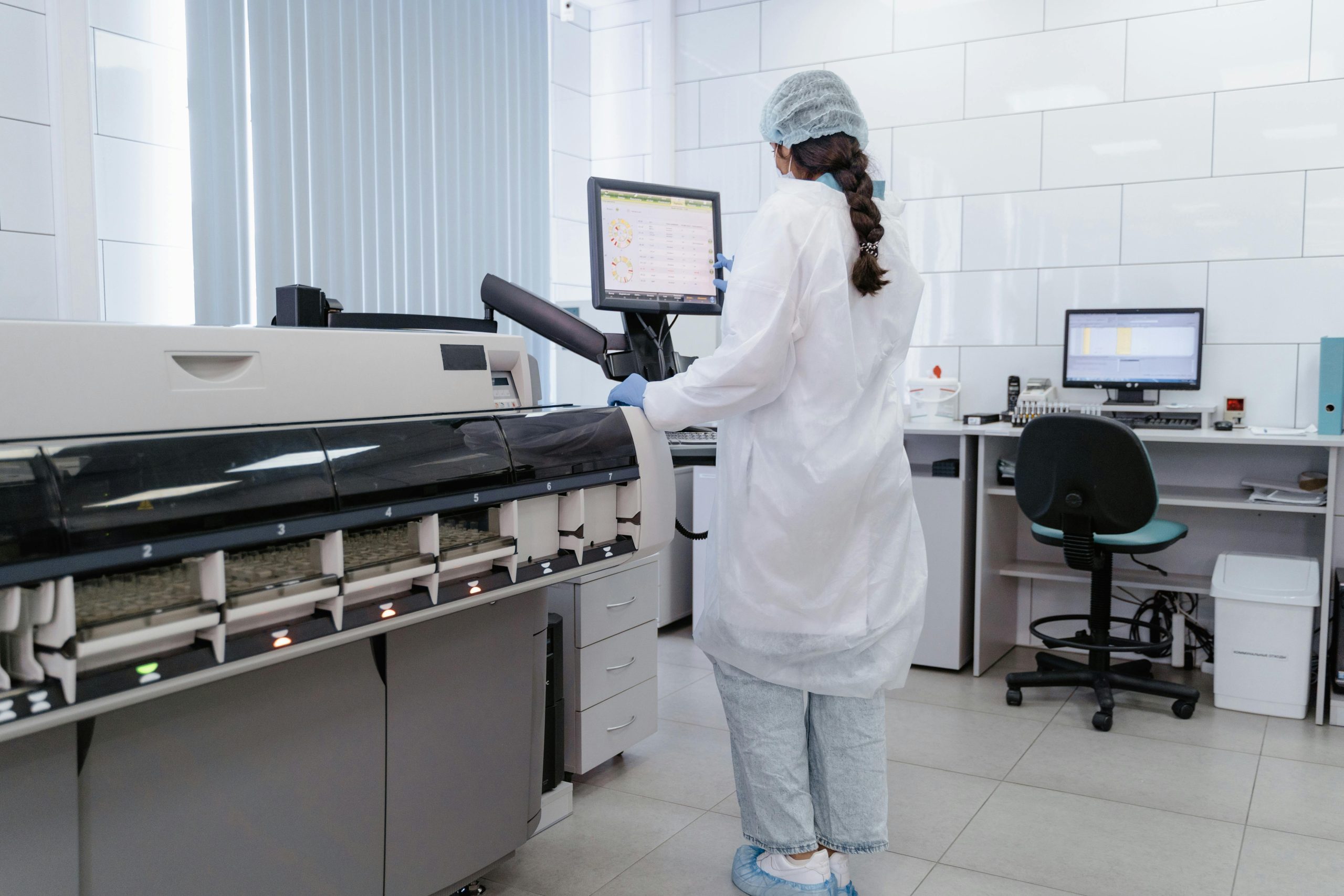A Importância de se Prevenir de Dengue, COVID-19 e Influenza com Exames Laboratoriais Regulares