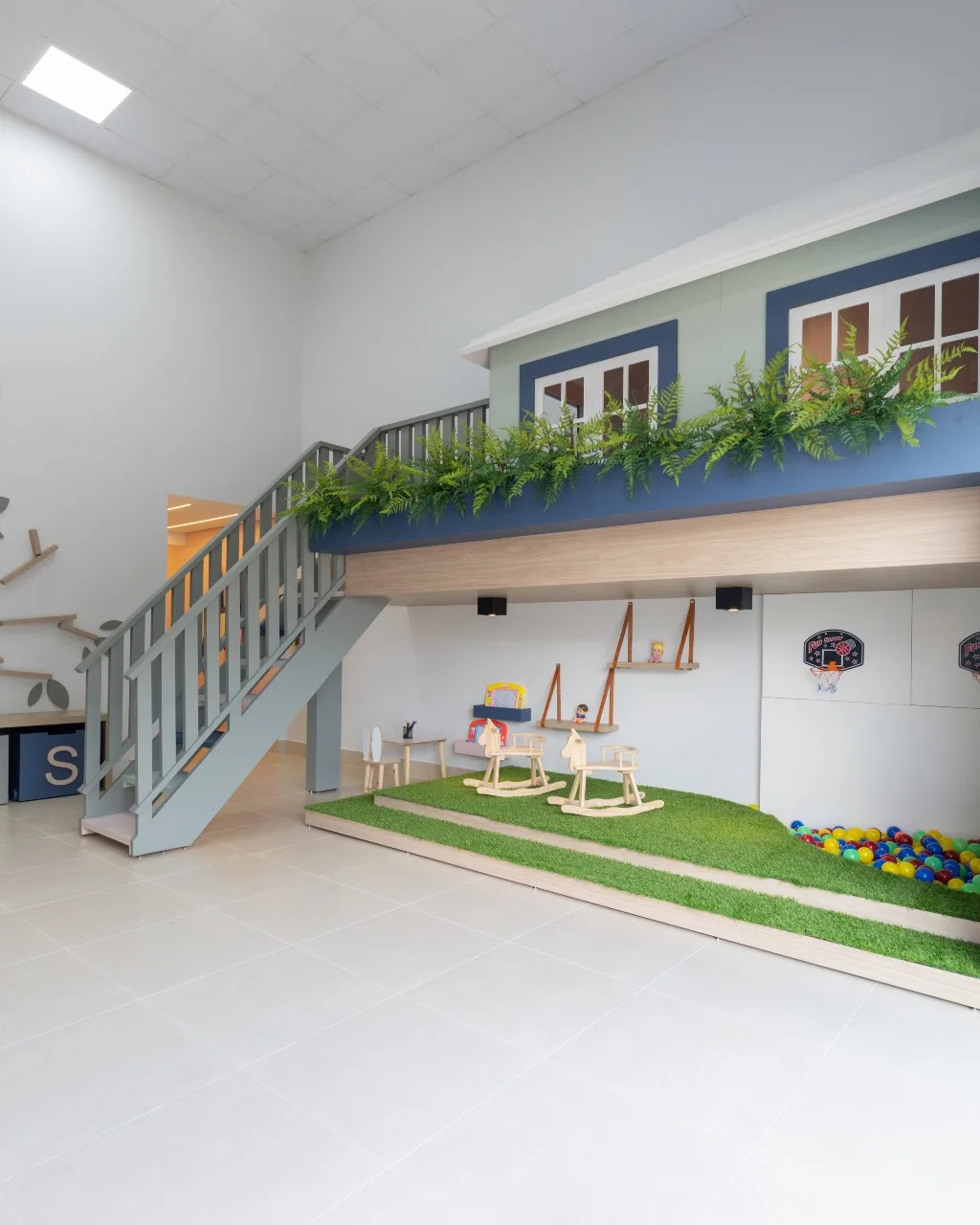 Casinha lúdica com escada, cavalinhos e piscina de bolinhas no São Lucas Kids