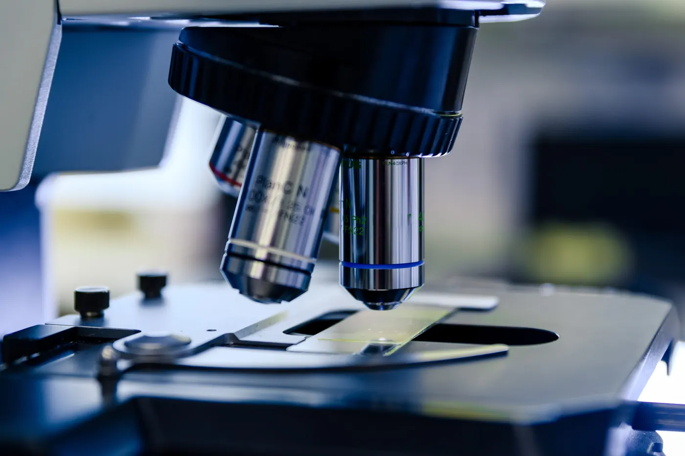 Análise laboratorial em microscópio no São Lucas